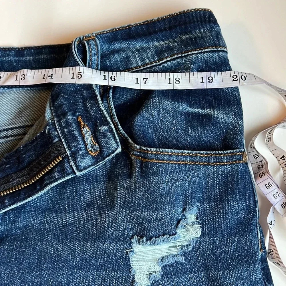 No Boundaries Distressed Juniors Shorts (size 19) - Picture 4 of 7